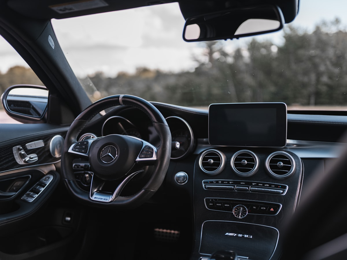 Top-model dashboard and steering wheel