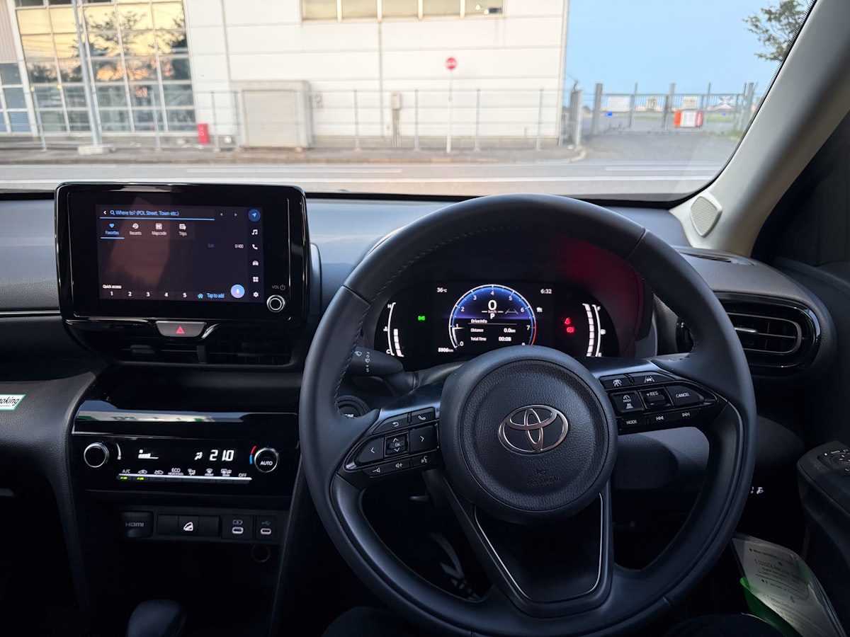 Touchscreen infotainment fitted in a dashboard